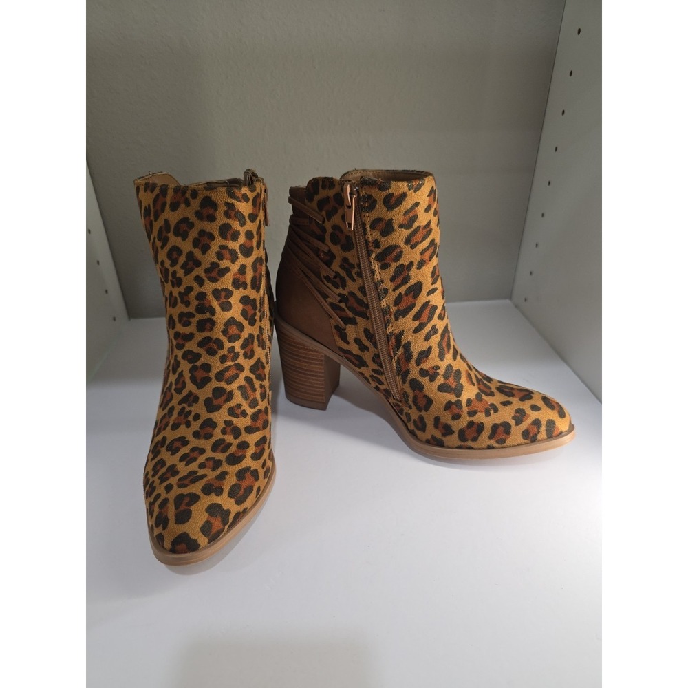 Very Volatile Leopard Print Ankle Booties  Chic & Trendy Size 6.5
